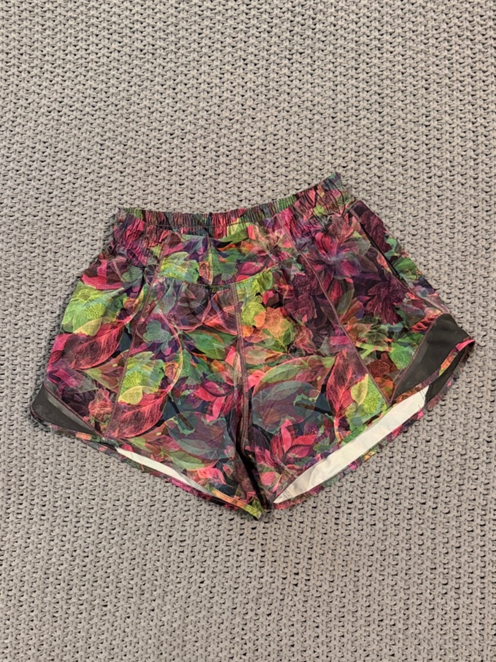 lululemon athletica Multicolor Vivid Floral HOTTY HOT Athletic Shorts 4”